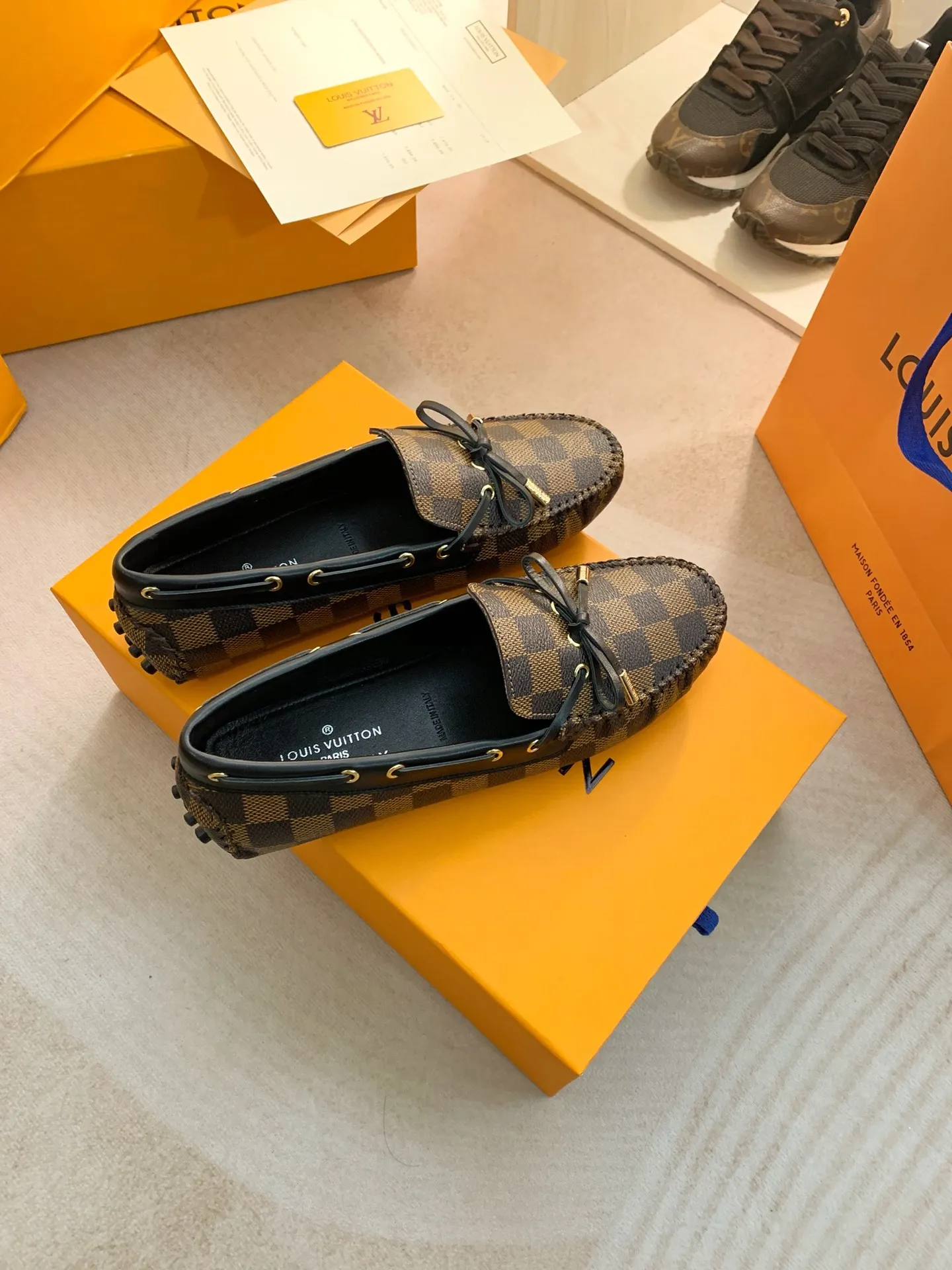 p460💰Couple model❤️🇫🇷 𝙇𝙤𝙪𝙞𝙨 𝙑𝙪𝙞𝙩𝙩𝙤𝙣 🇫🇷Louis Vuitton 2023 Classic𝓛𝓿 𝓣𝓻𝓪𝓲𝓷𝓮𝓻 Sports Series ➪➪➪¯ [Arizona Doudou Shoes Series] ▪️▪️▪️Arizona slip-on shoes are made of Monogram Eclipse canvas. Its hand-painted and dyed edges and hand-sewn uppers fully demonstrate Louis Vuitton's traditional shoemaking craftsmanship. This slip-on shoe is very lightweight. The integrated tongue and upper make it particularly comfortable and flexible. The soft outsole is equipped with rubber padding. Decorated with matching sash. Detailed features: ☑️Monogram Eclipse canvas ☑️Black Eclipse pattern ☑️Hand-painted shoe edges ☑️Hand-sewn uppers (each pair takes time to process) ☑️Integrated tongue and upper construction ☑️Outsole equipped with rubber lining ☑️size: 35_46